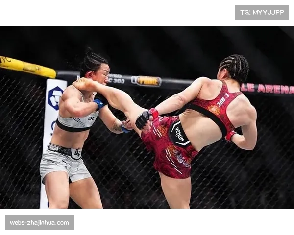 UFC赛场现尴尬一幕 重量级选手巴内特激战正酣时短裤脱落