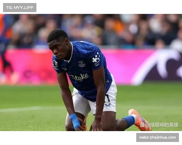 埃弗顿小将巴里处子球,父亲看台激动落泪 埃弗顿小将巴里处子球,父亲看台激动落泪